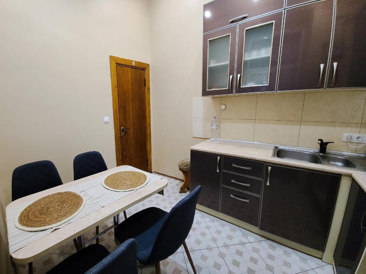 В Центрі М.Чернівці 2 Кімнатна Затишна Квартира. Eksteriør billede